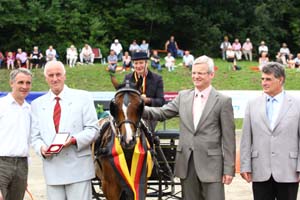 Fahrponychampion: Atlina, Deutsches Reitpony v. Sir Charles / Black Horse (Züchter/Besitzer: Ulrich Müller, Steinpleis, Fahrerin: Bettina Winkler, Zuchtgebiet: Sachsen-Thüringen. Foto: Brit Placzek Fahrponychampion: Atlina, Deutsches Reitpony v. Sir Charles / Black Horse (Züchter/Besitzer: Ulrich Müller, Steinpleis, Fahrerin: Bettina Winkler, Zuchtgebiet: Sachsen-Thüringen. Foto: Brit Placzek